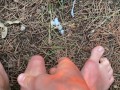 Парень дрочит в лесу и кончает много спермы