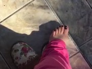 @tici_feet IG tici feet tici_feet walking, black toenails