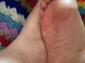 Gioco con le piante dei miei piedi, simulazione footjob, gioco con la saliva e ti tratto da schiavo!