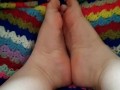 Gioco con le piante dei miei piedi, simulazione footjob, gioco con la saliva e ti tratto da schiavo!