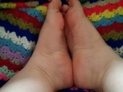 Gioco con le piante dei miei piedi, simulazione footjob, gioco con la saliva e ti tratto da schiavo!