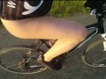 Sexy in Feinstrumpfhose auf der Radtour 2020