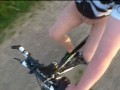 Sexy in Feinstrumpfhose auf der Radtour 2020