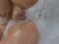 Ich habe Spaß in der Badewanne mit meinem Dildo