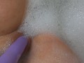 Ich habe Spaß in der Badewanne mit meinem Dildo