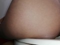 Grabo a mi mejor amiga orinando de pie en mi baño.