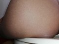 Grabo a mi mejor amiga orinando de pie en mi baño.