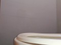 Grabo a mi mejor amiga orinando de pie en mi baño.