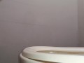Grabo a mi mejor amiga orinando de pie en mi baño.