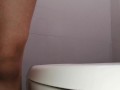 Grabo a mi mejor amiga orinando de pie en mi baño.