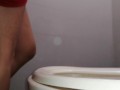 Grabo a mi mejor amiga orinando de pie en mi baño.