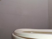 Grabo a mi mejor amiga orinando de pie en mi baño.