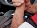 Notgeiler Mann masturbiert am Parkplatz im Auto mit  cumshot