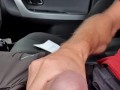 Notgeiler Mann masturbiert am Parkplatz im Auto mit  cumshot