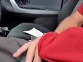 Notgeiler Mann masturbiert am Parkplatz im Auto mit  cumshot