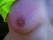 Harte Tittenbehandlung neben dem Feld bis sie glühen