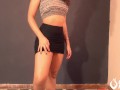 Safada Se Exibindo de micro saia, Rebolando Gostoso e mostrando os peitos para voce GOZAR