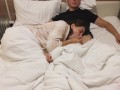 Красотка делает расслабляющий домашний минет во время просмотра фильма