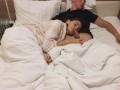 Красотка делает расслабляющий домашний минет во время просмотра фильма