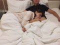 Красотка делает расслабляющий домашний минет во время просмотра фильма