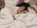 Красотка делает расслабляющий домашний минет во время просмотра фильма