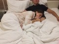 Красотка делает расслабляющий домашний минет во время просмотра фильма