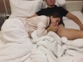 Красотка делает расслабляющий домашний минет во время просмотра фильма