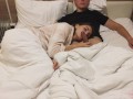 Красотка делает расслабляющий домашний минет во время просмотра фильма