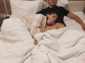 Красотка делает расслабляющий домашний минет во время просмотра фильма