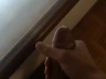 Ragazzo arrapato viene sulla finestra coprendola di sperma