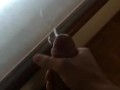 Ragazzo arrapato viene sulla finestra coprendola di sperma