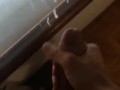 Ragazzo arrapato viene sulla finestra coprendola di sperma