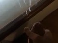 Ragazzo arrapato viene sulla finestra coprendola di sperma