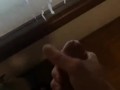 Ragazzo arrapato viene sulla finestra coprendola di sperma