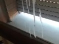 Ragazzo arrapato viene sulla finestra coprendola di sperma