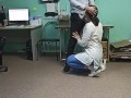 Медсестра помогает сдать сперму донору
