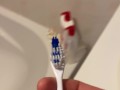 Il a giclé sur ma brosse à dent