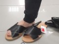 Experimentando sapatos no shopping