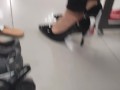 Experimentando sapatos no shopping