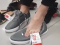 Experimentando sapatos no shopping