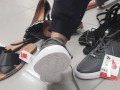 Experimentando sapatos no shopping