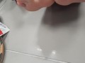 Experimentando sapatos no shopping