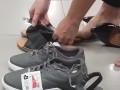 Experimentando sapatos no shopping