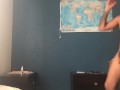 Chico tatuado heterosexual en un baile sensual. Estoy mejorando? Hombre solo