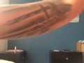 Chico tatuado heterosexual en un baile sensual. Estoy mejorando? Hombre solo