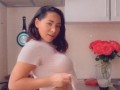 Empieza el día con actitud!! Cocinando, bailando y haciendo saltar mis tetas de felicidad