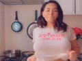 Empieza el día con actitud!! Cocinando, bailando y haciendo saltar mis tetas de felicidad