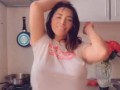 Empieza el día con actitud!! Cocinando, bailando y haciendo saltar mis tetas de felicidad