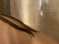 Знойная красотка решила принять душ перед тем как к ней приедет её хахаль