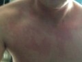 Orgasmo masculino con una gran carga de esperma. Hombre heterosexual con una vergota peluda.